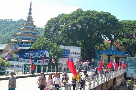 The foot bridge to Myanmar