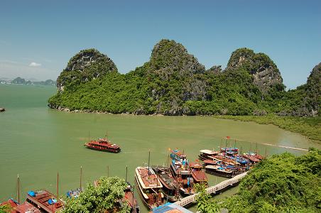 Halong Bay: entrance to the caves