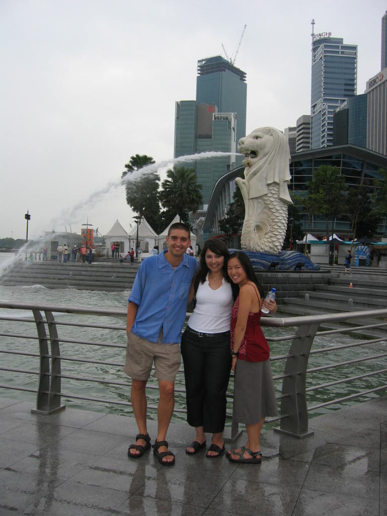 Shanthony & Becky @ in front of the merlion