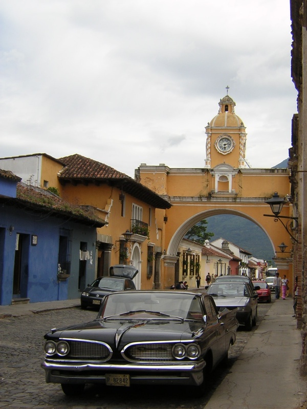 Antigua_car_and_arch.jpg