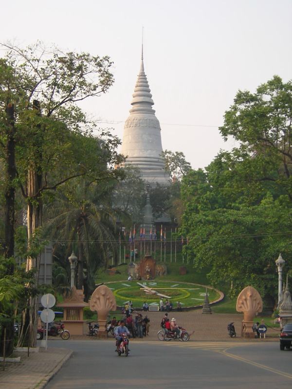 Phnom_Penh_hill.jpg