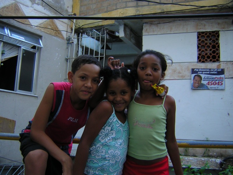 kids at vila canoas.JPG