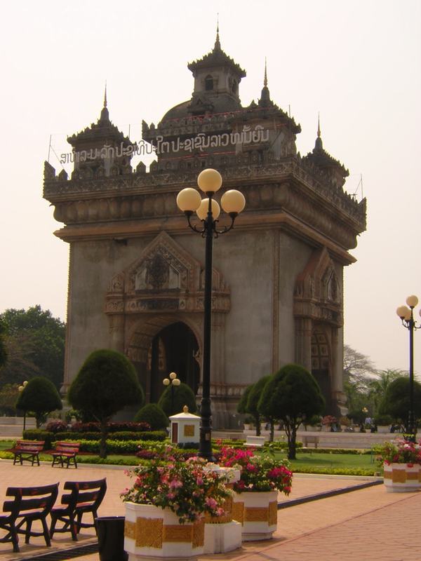 patuxai_vientiane.JPG