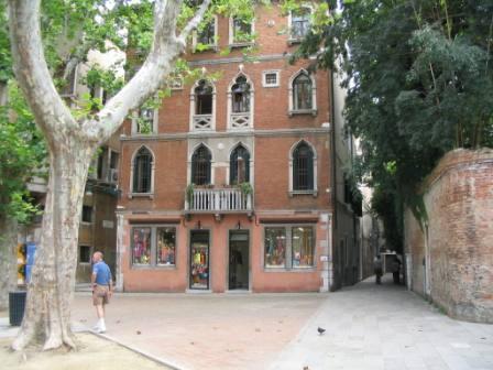 VeniceHiddenPiazzawithTom.jpg
