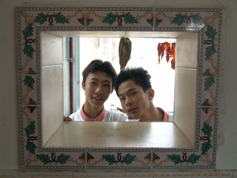 DSC05028_TwoCookingBoysInWenchangRestaurant.JPG