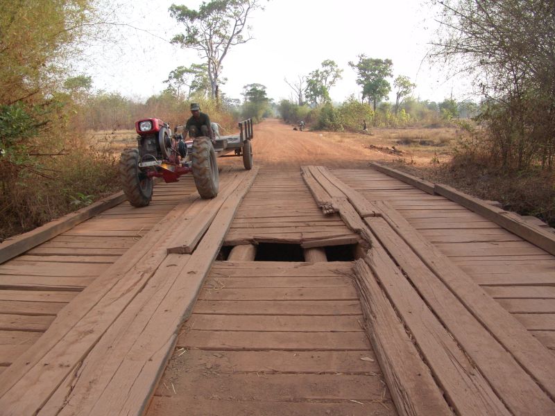 DSC07986_Banlung2KampongThom_KeepYourEyesOnTheRoad.JPG
