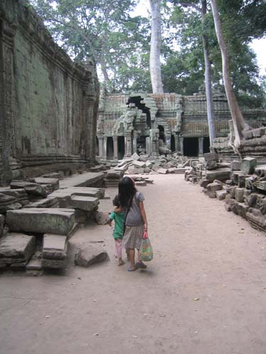 kids_angkor.JPG
