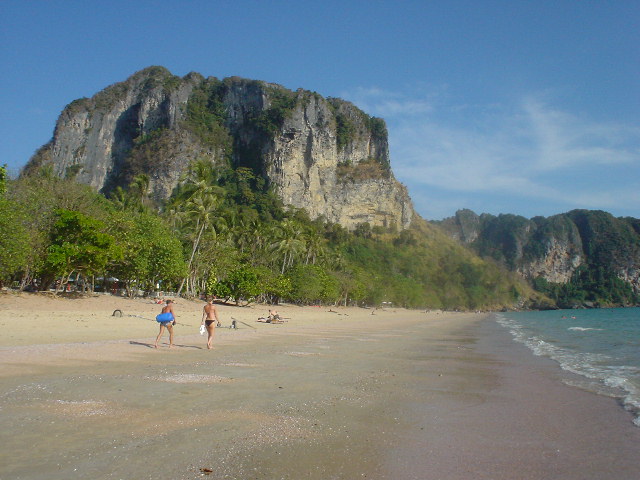 DSC00984emptybeach.JPG