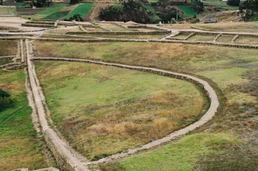 Crescent-shaped terraces by the Cañars