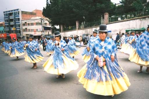 'Cholas' coordinating their swirls of the lovely skirts or 'polleras'
