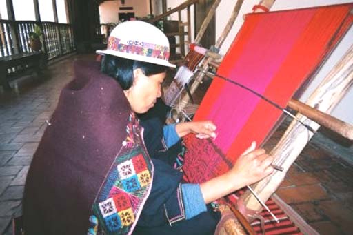 Women from Jal'qa make weavings of 'ukhu pacha' (the world under)