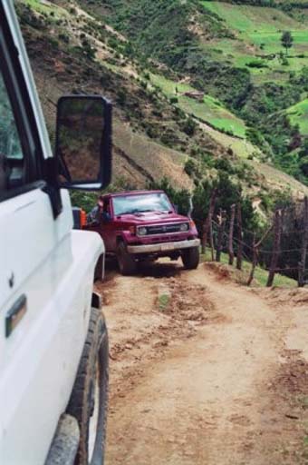 Ooo! Tight traffic along the mountain road!